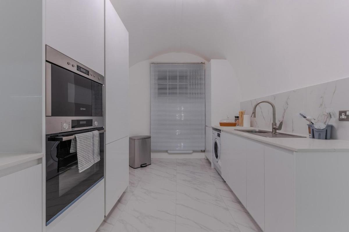 Luxury 1 Bedroom Iconic Harley Street Lower Ground 1Hs * London